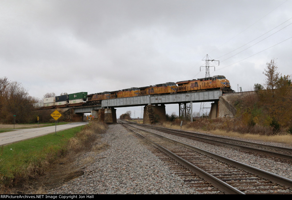 UP's ZCIG4 races east across the Chillicothe Sub bridge over the Ottumwa Sub